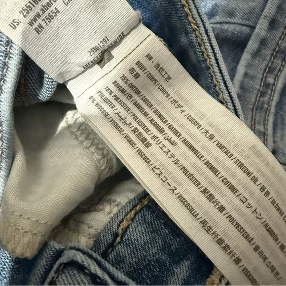 Abercrombie Kids High-Rise Mini Mom Jeans, Light Wash Straight-Leg size 11/12 - Picture 10 of 11